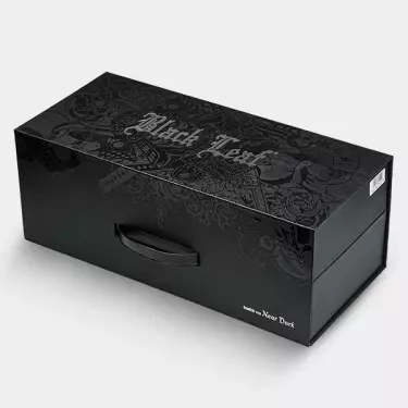 Bong con Maleta Ronin y Geisha Black Leaf caja cerrada tumbada