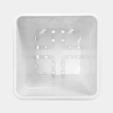 Quadratische weiße Blumentöpfe innerhalb