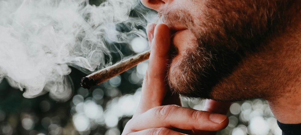 Nachbarin raucht Joints