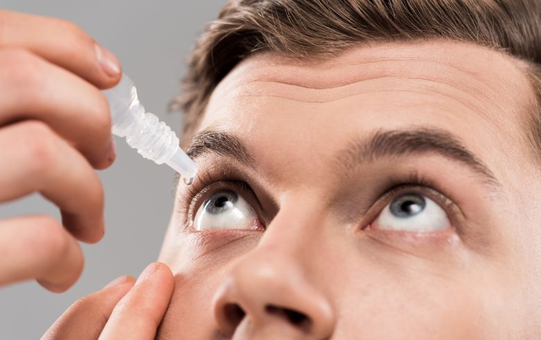 Wie man rote Augen vom Rauchen entfernt