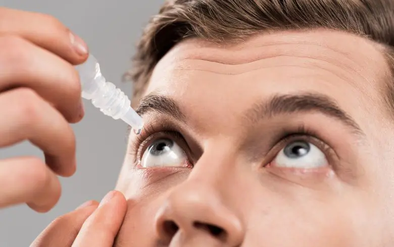 Wie man rote Augen vom Rauchen entfernt Wie man rote Augen vom Rauchen entfernt