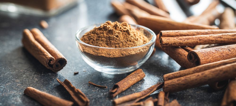 Hausmittel gegen Mehltau Zimt in Pulverform