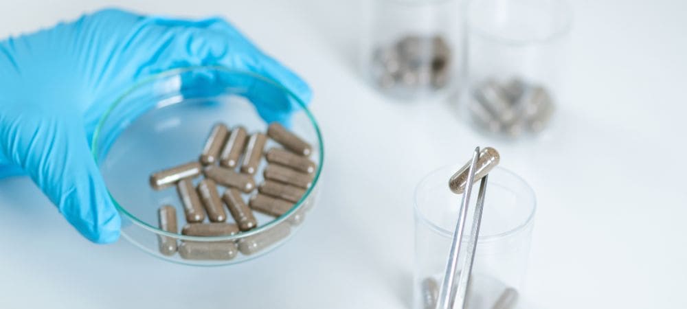 Arzt untersucht ob Mikrodosierung sicher ist