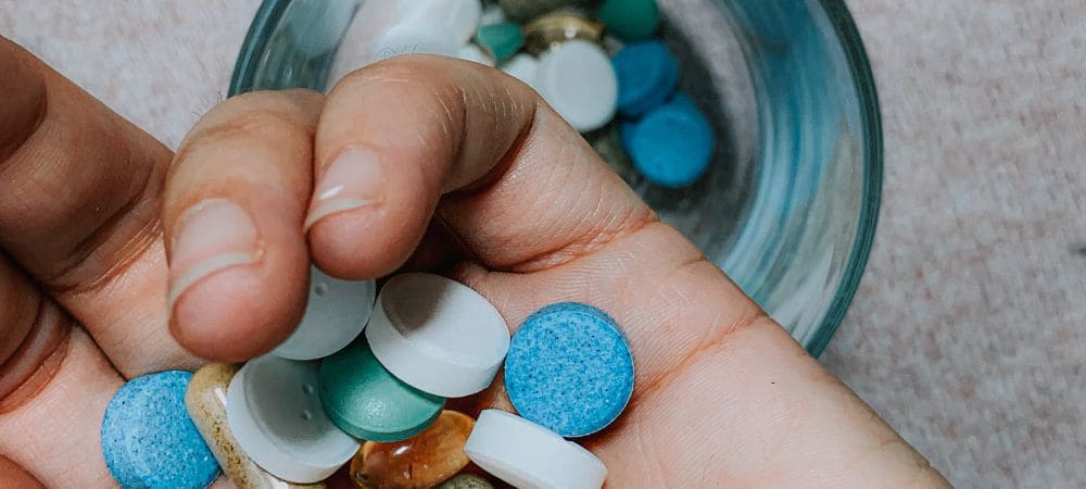 Person mischt Substanzen